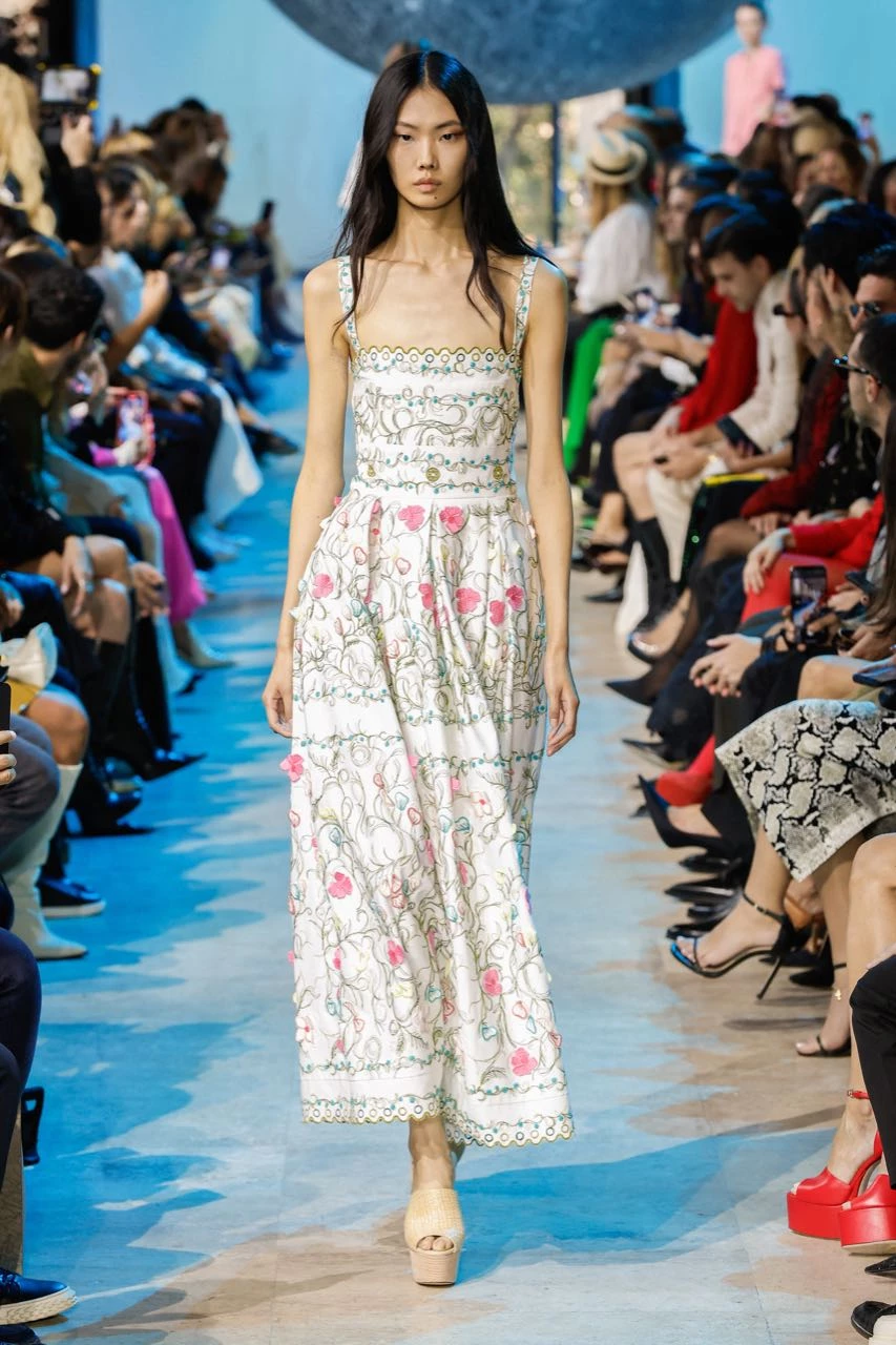 Desfile Elie Saab primavera verano 2024 en la Semana de Moda de París.