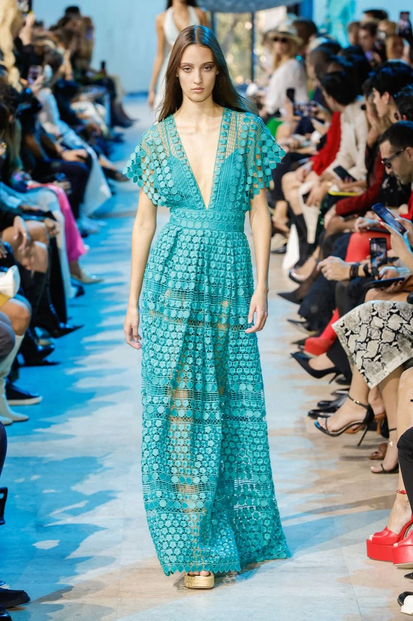 Desfile Elie Saab primavera verano 2024 en la Semana de Moda de París.