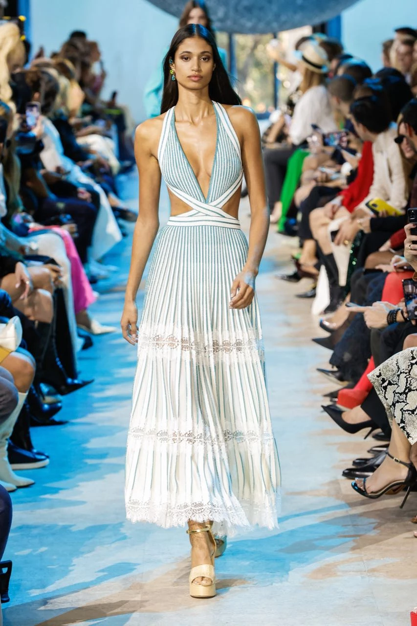 Desfile Elie Saab primavera verano 2024 en la Semana de Moda de París.