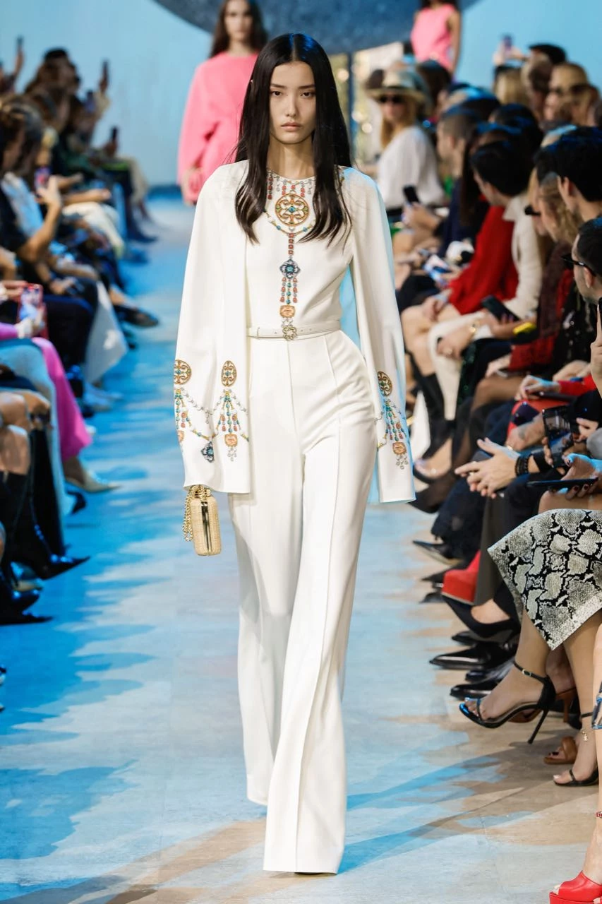 Desfile Elie Saab primavera verano 2024 en la Semana de Moda de París.