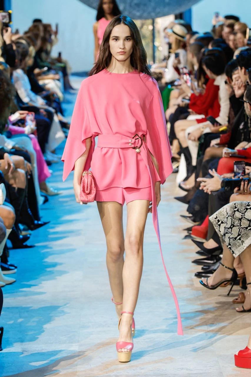 Desfile Elie Saab primavera verano 2024 en la Semana de Moda de París.