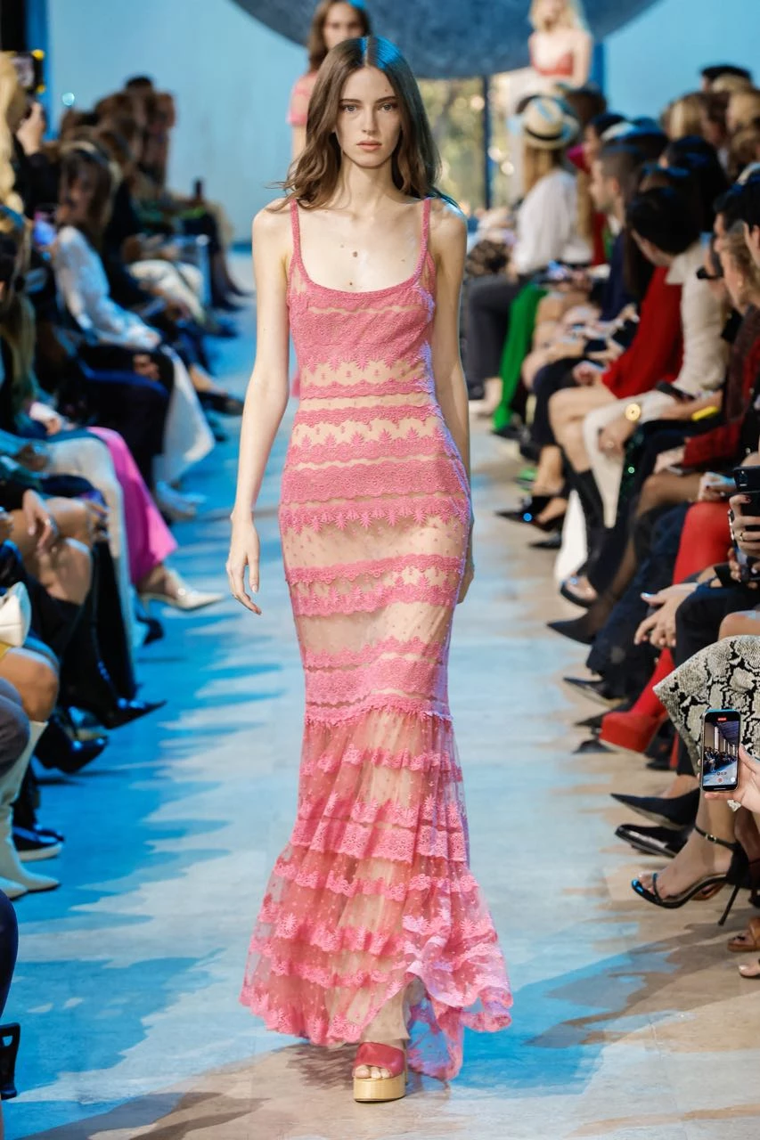 Desfile Elie Saab primavera verano 2024 en la Semana de Moda de París.