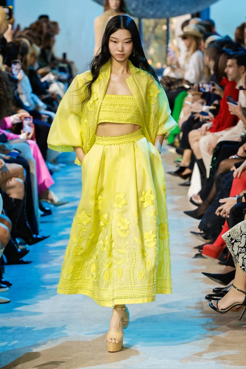 Desfile Elie Saab primavera verano 2024 en la Semana de Moda de París.