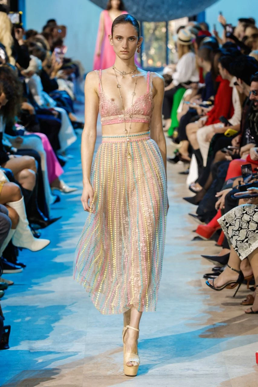 Desfile Elie Saab primavera verano 2024 en la Semana de Moda de París.