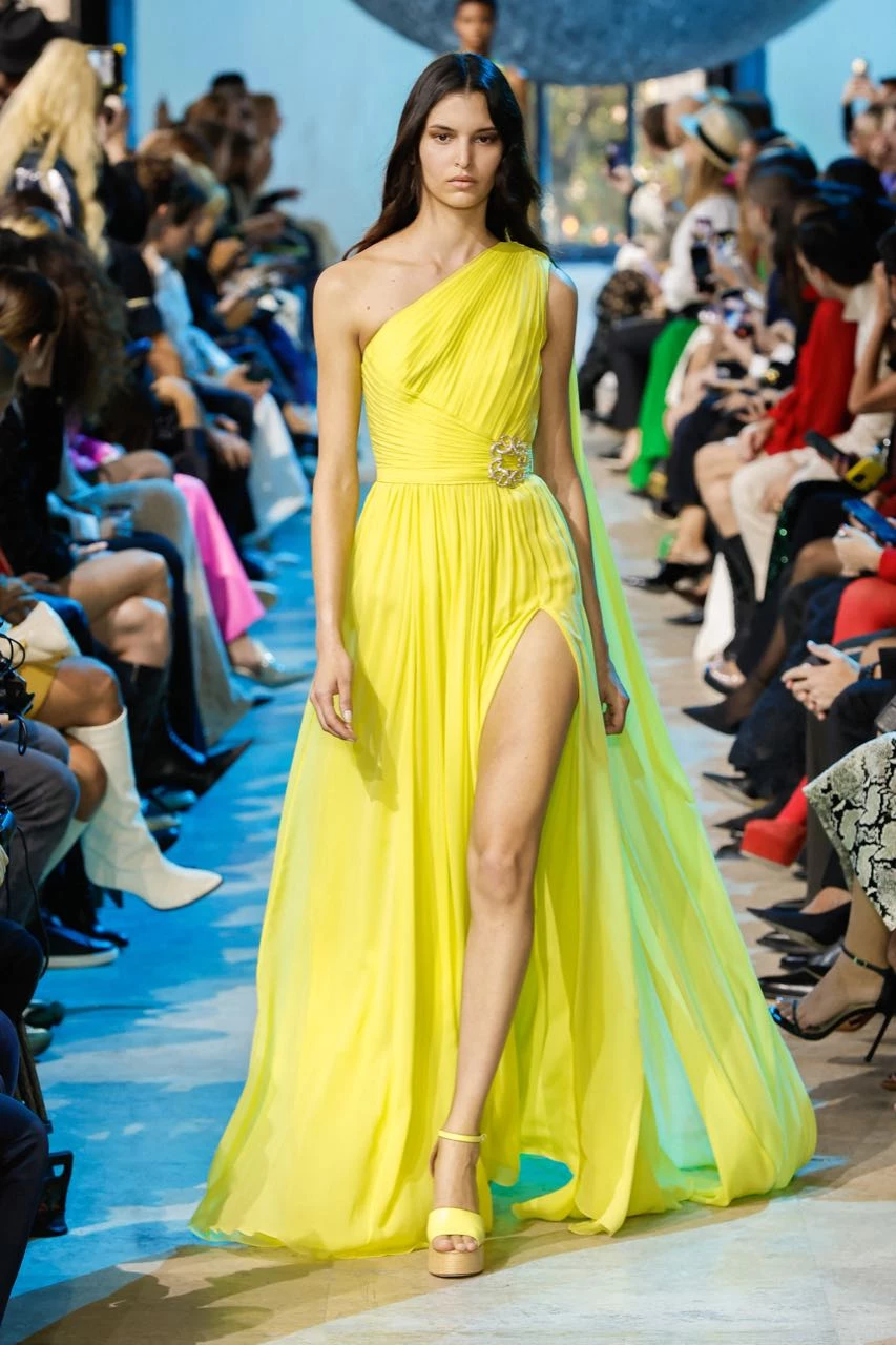 Desfile Elie Saab primavera verano 2024 en la Semana de Moda de París.