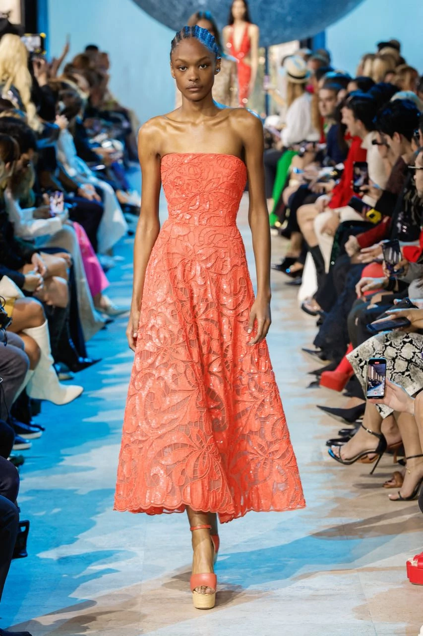 Desfile Elie Saab primavera verano 2024 en la Semana de Moda de París.