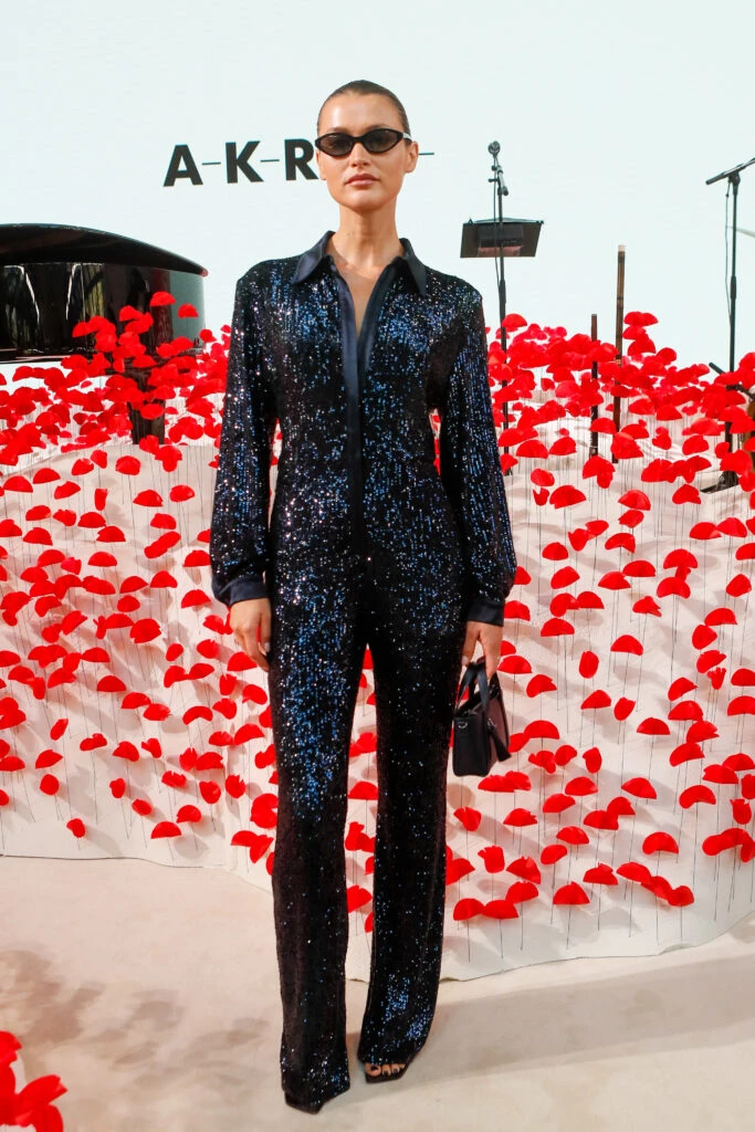 Chloe Lecareux en desfile de Akris