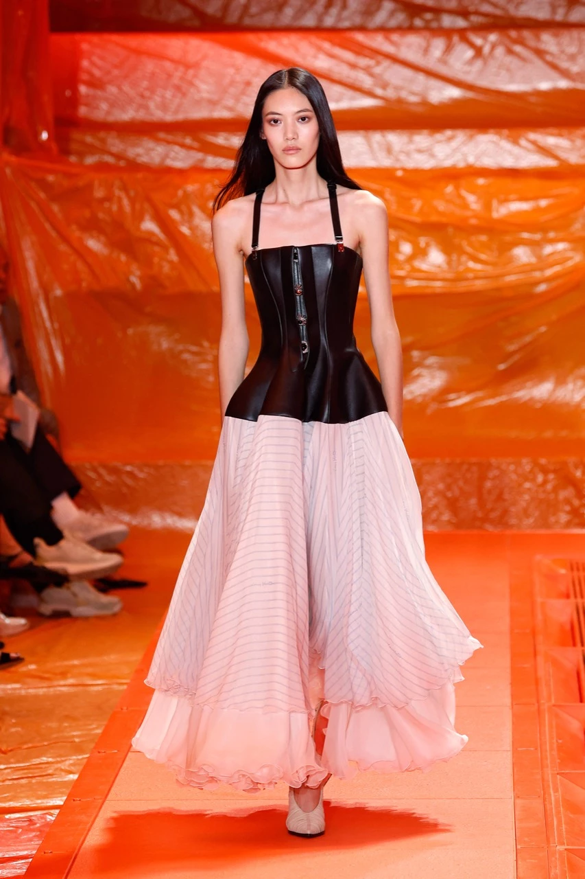 Desfile Louis Vuitton primavera verano 2024 en la Semana de Moda de París.