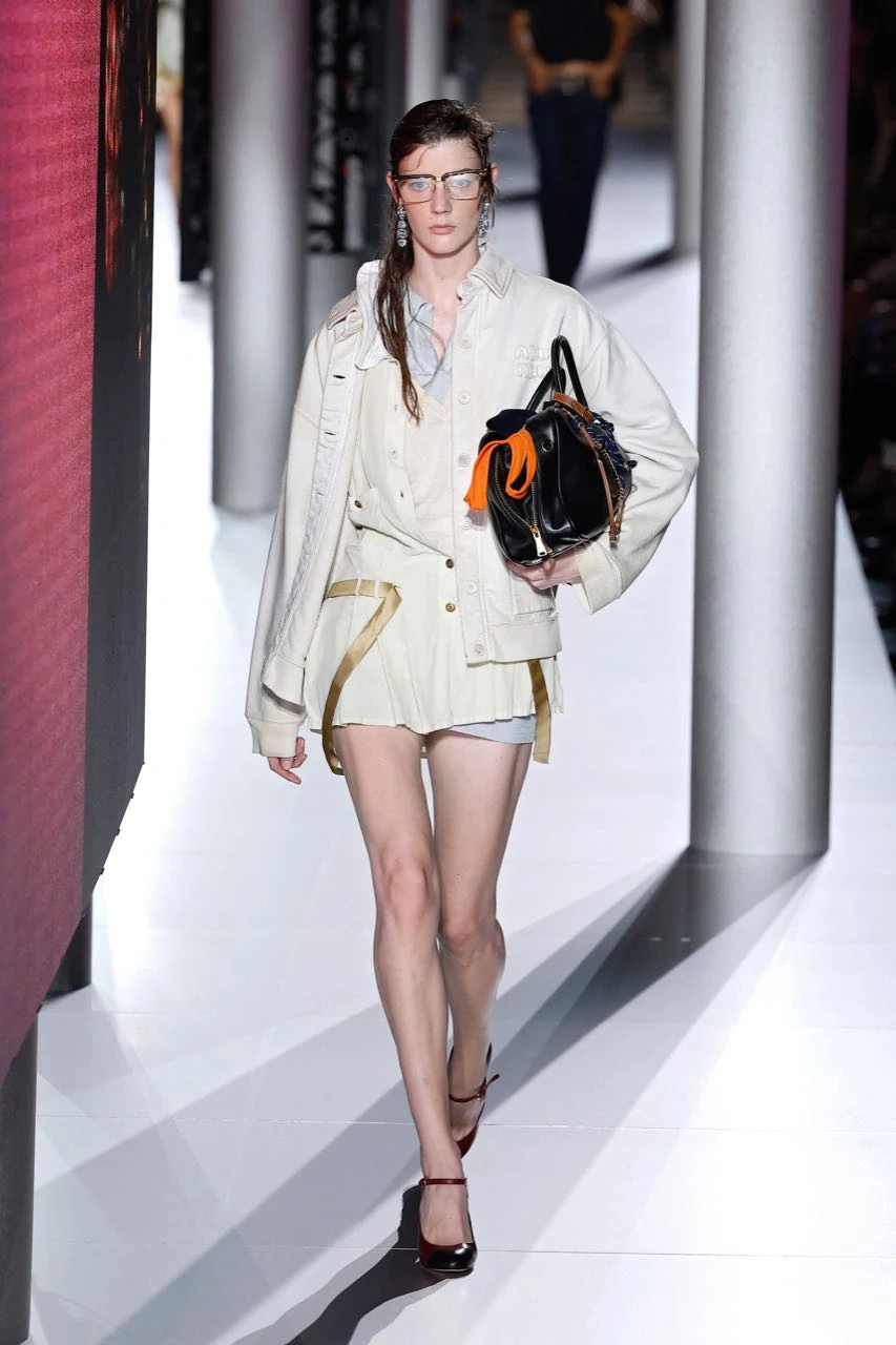 Desfile de Miu Miu primavera verano 2024 en la Semana de Moda de París.