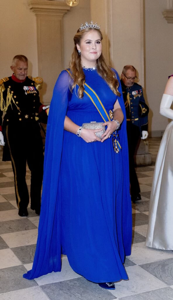 el look de la princesa amalia para el cumpleaños del príncipe Christian de Dinamarca