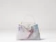 Diseño de Ziping Wang: Louis Vuitton presenta el capítulo cinco de la colección Artycapucines en colaboración con Billie Zangewa, Ewa Juszkiewicz, Liza Lou, Tursic & Mille y Ziping Wang.