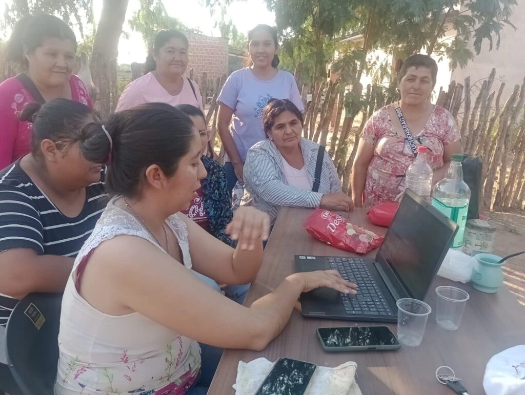 Yamila Belén Contreras enseñando tecnología en el Gran Chaco