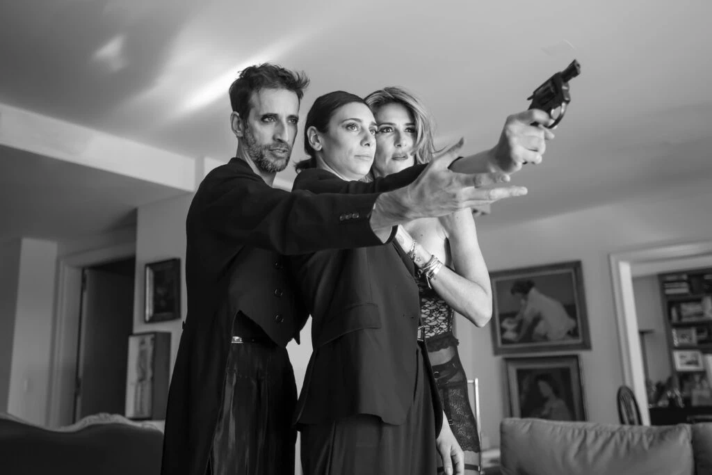 Puli Demaría, Santiago Vicchi y Tati Emede en la obra La misma sangre.