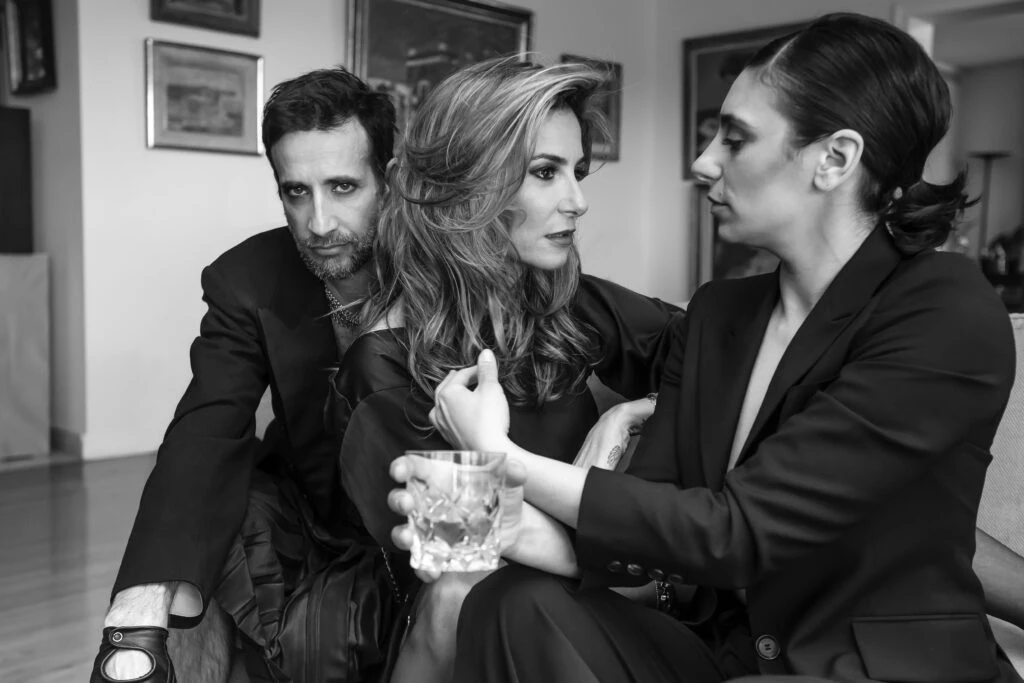 Puli Demaría, Santiago Vicchi y Tati Emede en la obra La misma sangre.