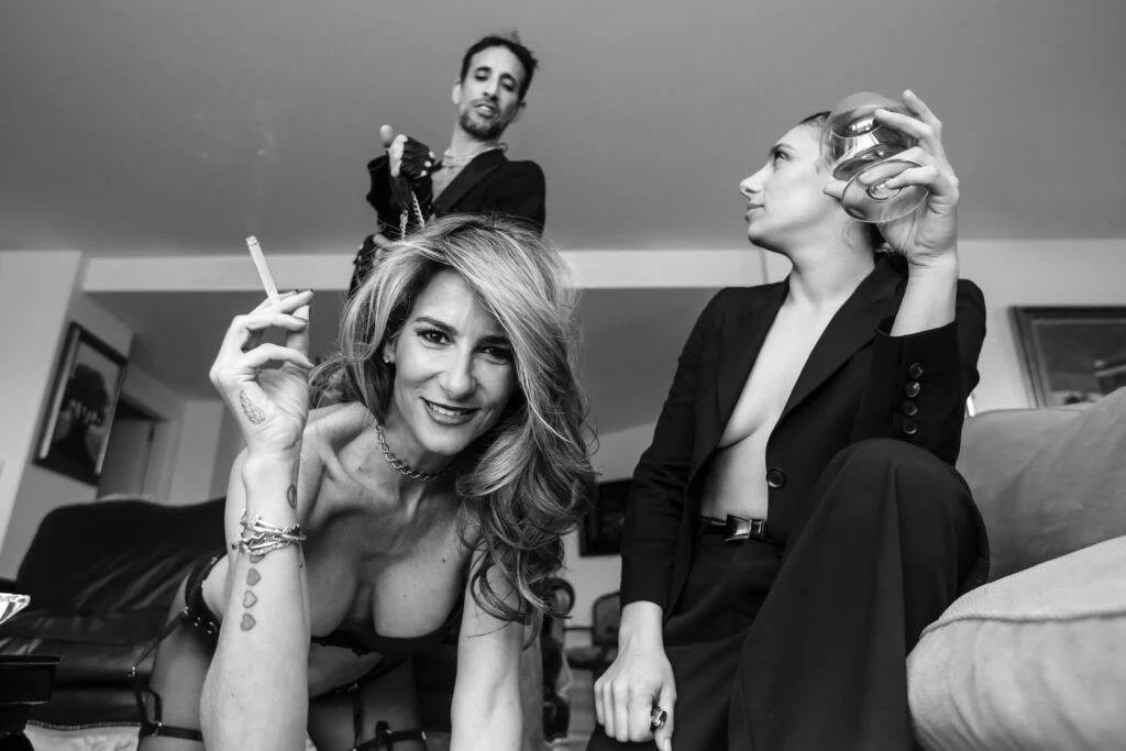 Puli Demaría, Santiago Vicchi y Tati Emede en la obra La misma sangre.