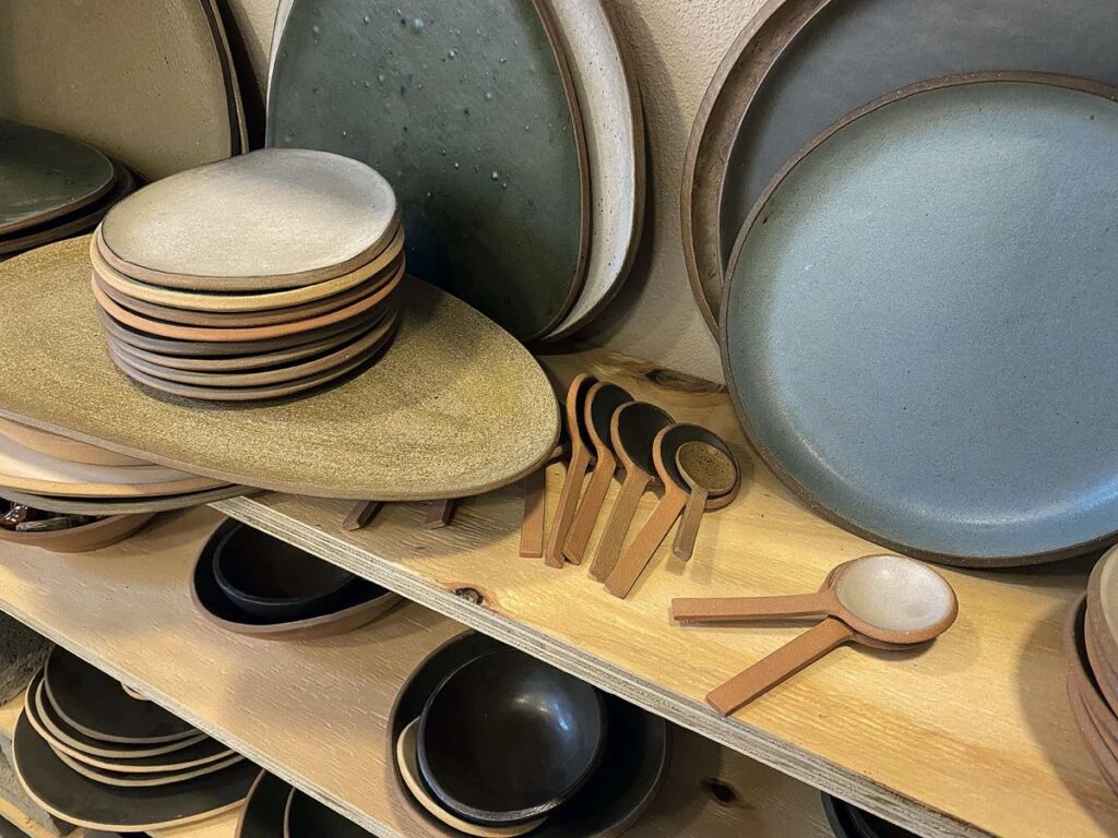 Leticia Churba diseña y crea platos, bowls, tazas, bandejas, sets de sushi… en colores crema, almendra, café, garden, cielo y “enverdados”.