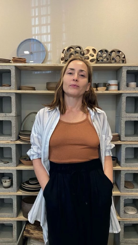 “Son piezas hechas a mano de una manera absolutamente artesanal, pero con una mirada desde el diseño”, cuenta Leticia Churba sobre Tarro Cerámica. 