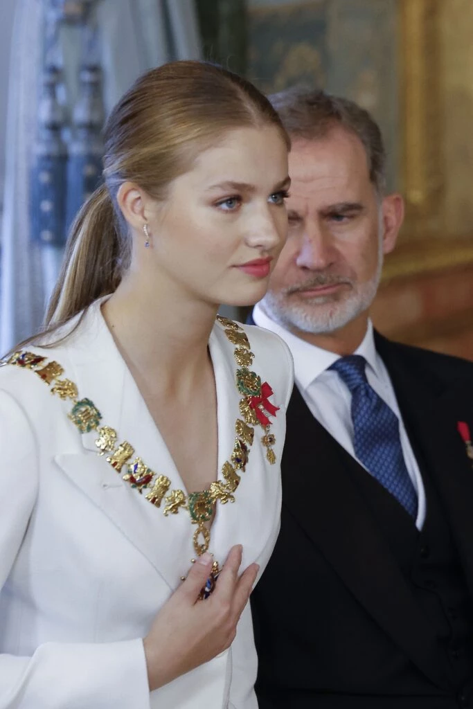 La princesa Leonor eligió un look sastrero para la Jura en el Parlamento de España