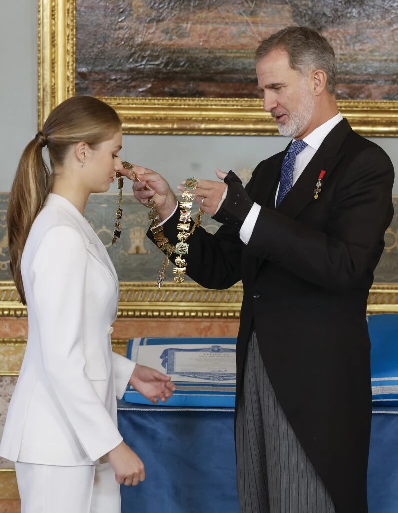 La princesa Leonor eligió un look sastrero para la Jura en el Parlamento de España