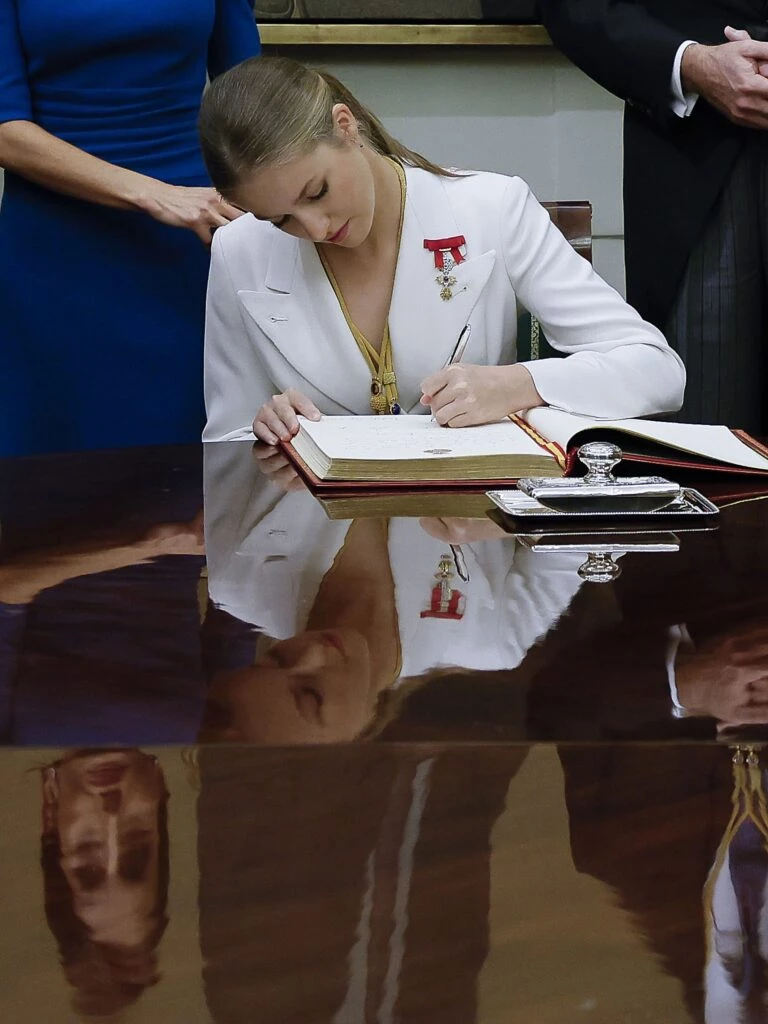 La princesa Leonor eligió un look sastrero para la Jura en el Parlamento de España