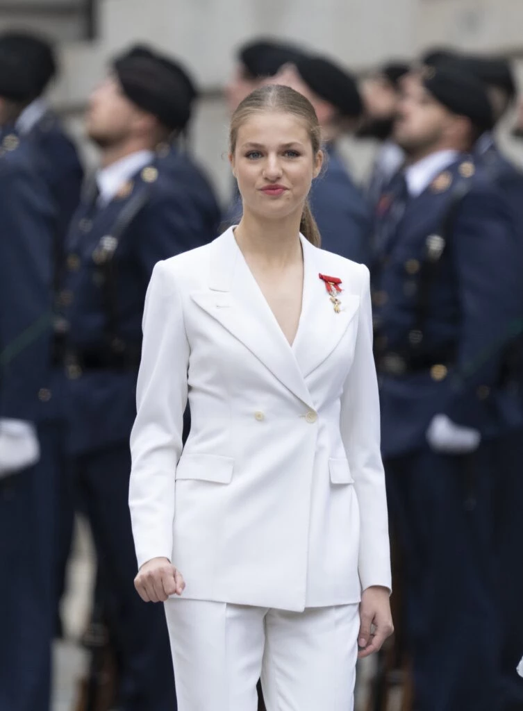 La princesa Leonor eligió un look sastrero para la Jura en el Parlamento de España
