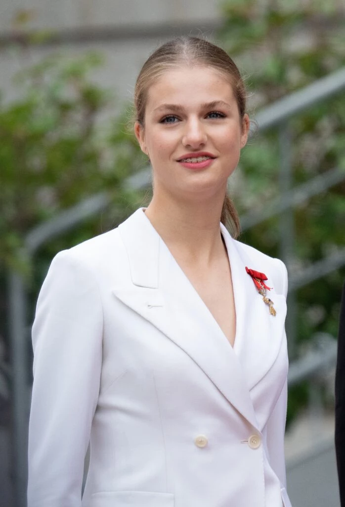 La princesa Leonor eligió un look sastrero para la Jura en el Parlamento de España