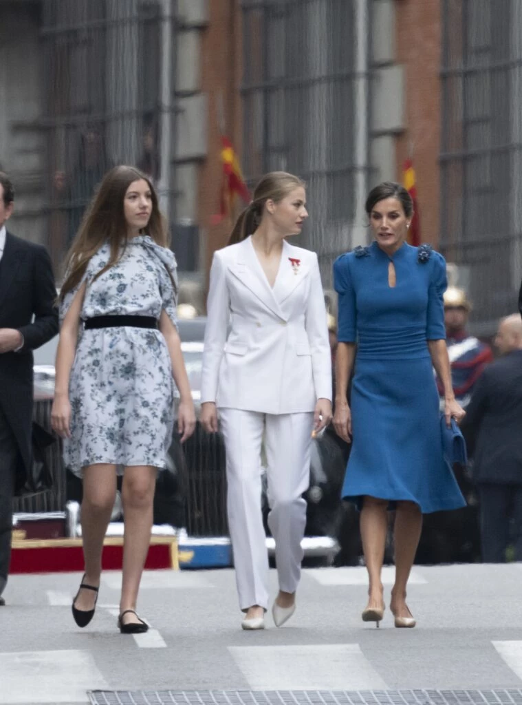 La princesa Leonor eligió un look sastrero para la Jura en el Parlamento de España