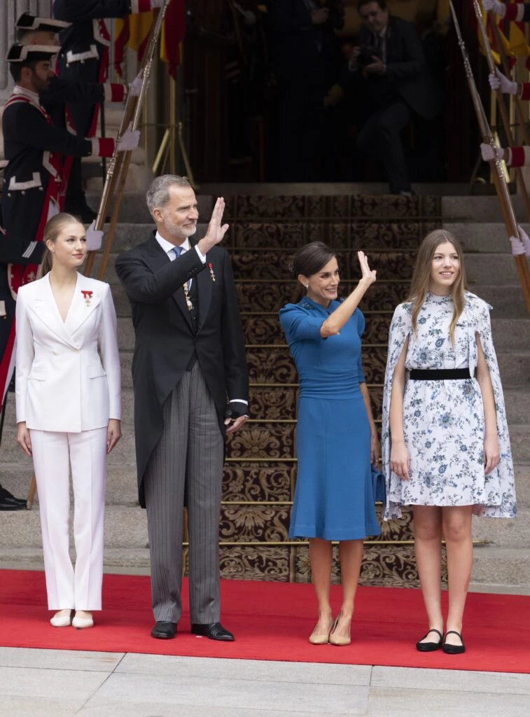 La princesa Leonor eligió un look sastrero para la Jura en el Parlamento de España