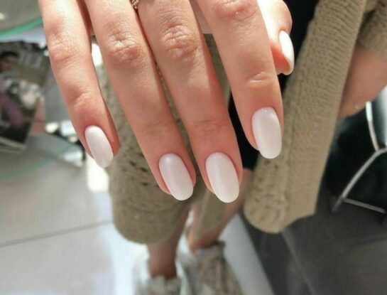 'Coconut milk nails', la manicura minimalista y elegante que se impone en la temporada