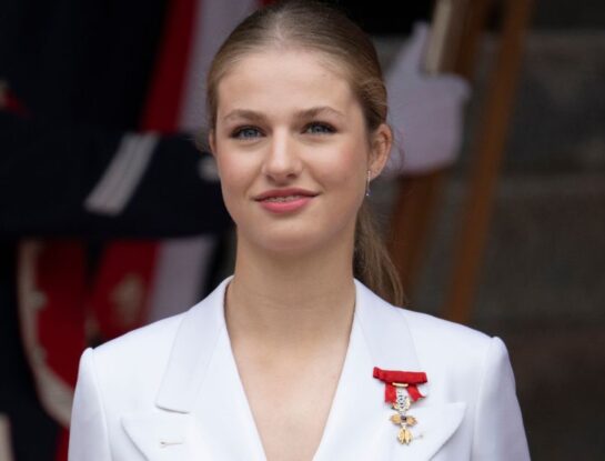 La princesa Leonor eligió un look sastrero para su acto de jura en el Parlamento de España