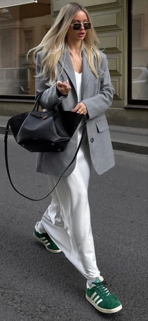 Los blazers son ideales para usar durante la transición de temporada. Foto: Pinterest.