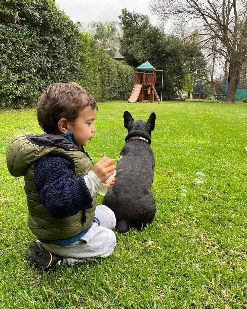 Luli Fernández compartió una tierna foto de su hijo con Indiana, su perrita que falleció