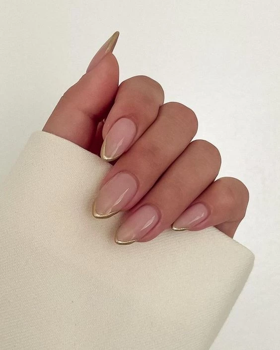 Manicura francesa metalizada, así se llama la nueva tendencia beauty