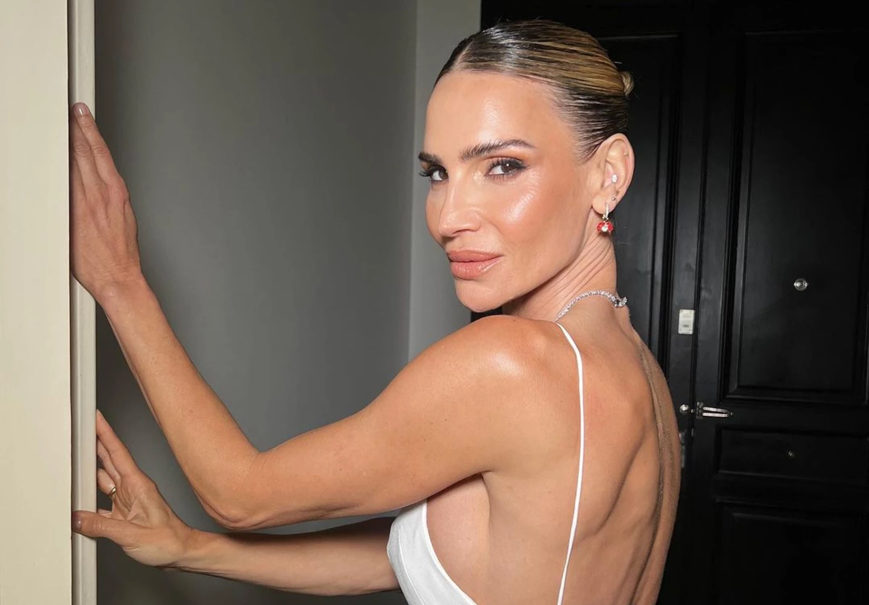 María Vázquez cautivó con un look que combina elegancia y sensualidad (1)