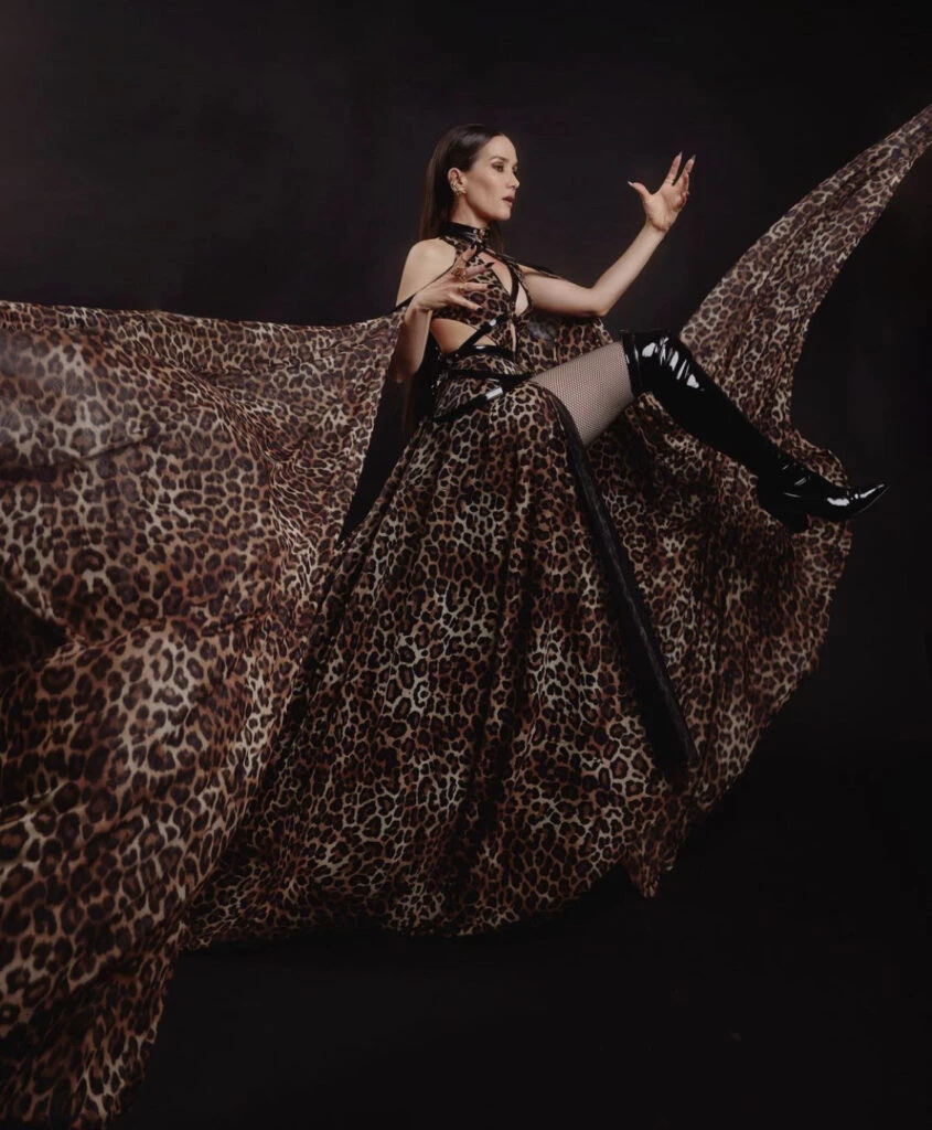Natalia Oreiro impactó con un look animal print. Foto: Bruno Nogueira. 