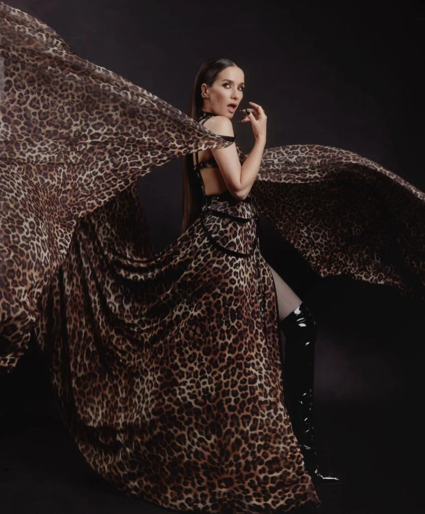 Natalia Oreiro impactó con un look animal print. Foto: Bruno Nogueira. 
