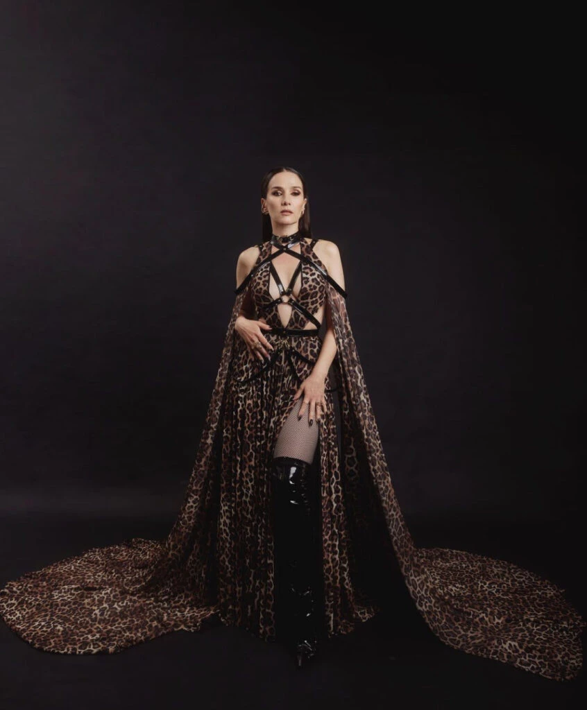 Natalia Oreiro impactó con un look animal print. Foto: Bruno Nogueira. 