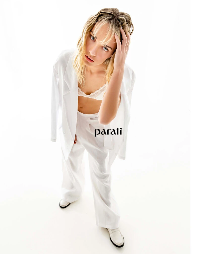 Blazer cruzado y pantalón pinzado ancho de lino @bluesheepba y corpiño con guipure @carocuoreoficial