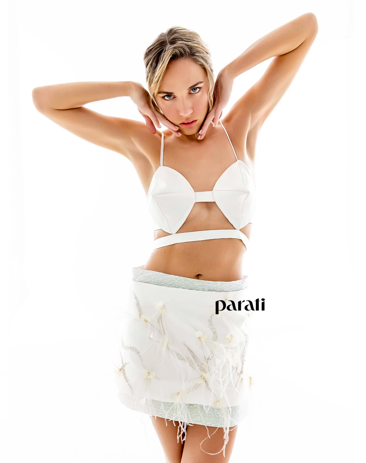 Top geometrico con taza triángulo y falda mini con bordados y plumas en mikado blanco @fabianzittaofficial