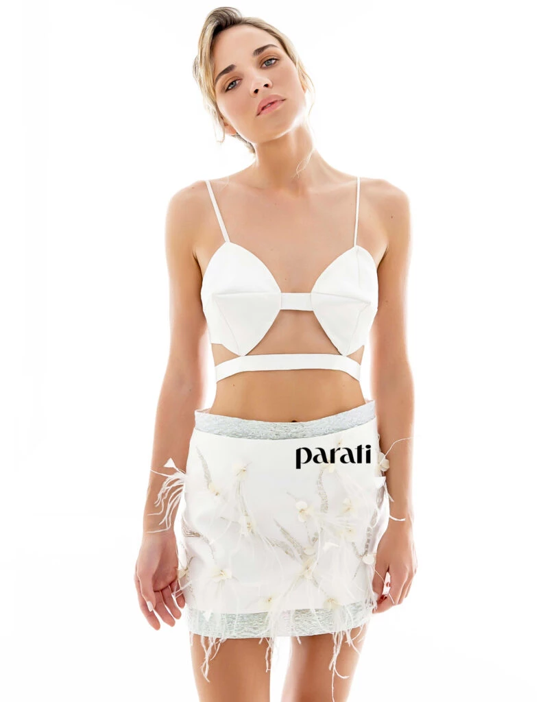 Top geométrico con taza triángulo y falda mini con bordados y plumas en mikado blanco @fabianzittaofficial