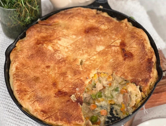 Pastel de pollo en sartén: la receta súper práctica de Jimena Monteverde que te soluciona una comida
