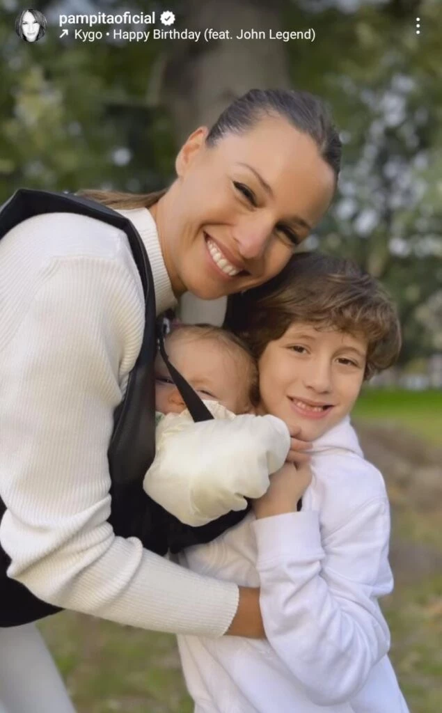 Pampita junto a sus hijos, Benicio y Ana
