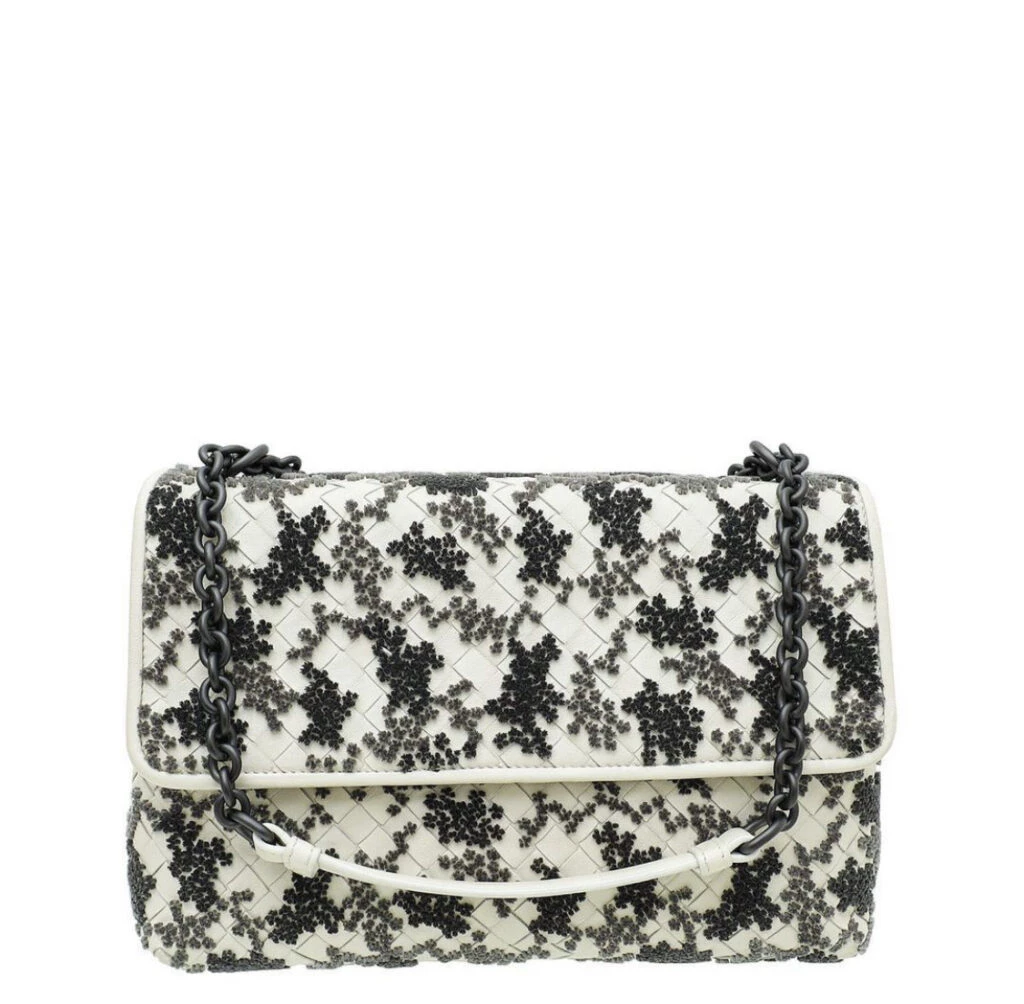 Rania de Jordania se animó a la ropa de hombre y deslumbró. Foto: Instagram.