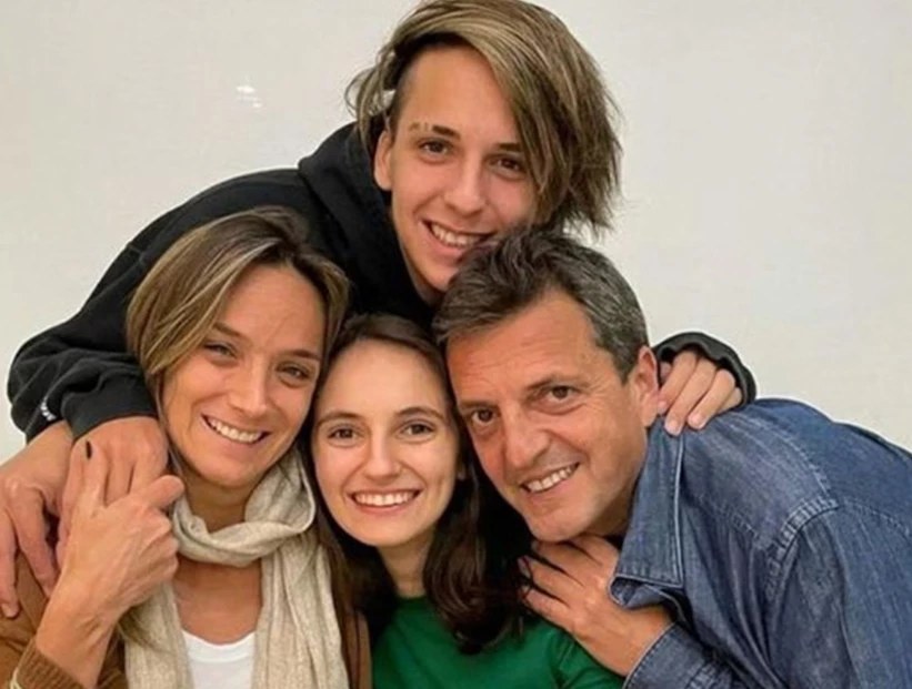 Sergio Massa y Malena Galmarini con sus hijos.