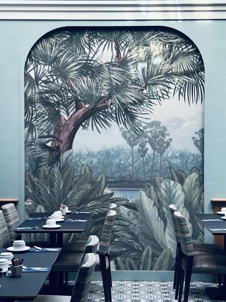 Mural de Sofía Willemoës en el Hotel Saint Petersbourg de París.