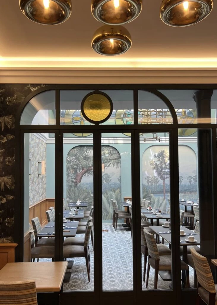 Un mural de Sofía Willemoës en el Hotel Saint Petersbourg de París.