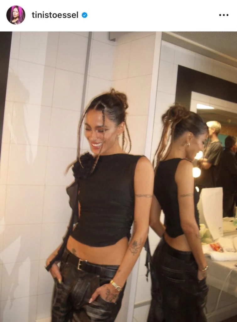 Tini Stoessel con un reloj similar al de Rodrigo de Paul