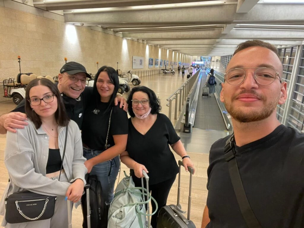 Benny Magedman, argentino que vive en Israel desde hace 35 años. Em la foto, con su esposa Claudia, también argentina, y sus hijos nacidos israelitas.