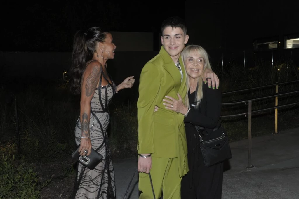 Flor Peña con su hijo Juan y Claudia Villafañe, la party planner.