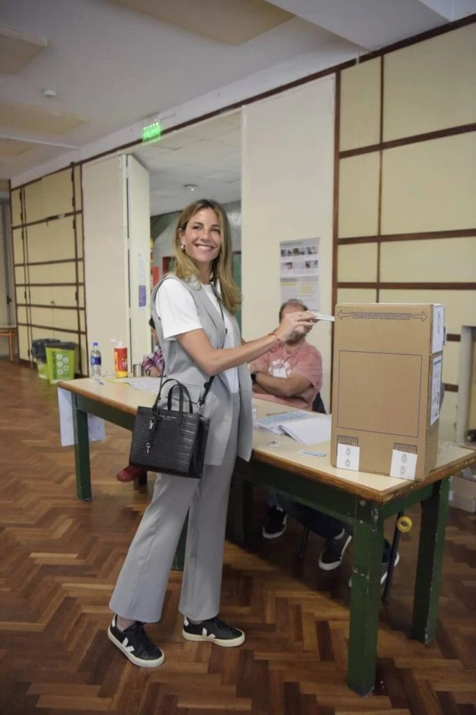 María Belén Ludueña votó a las 9.30 de la mañana en el colegio Lenguas Vivas de CABA.